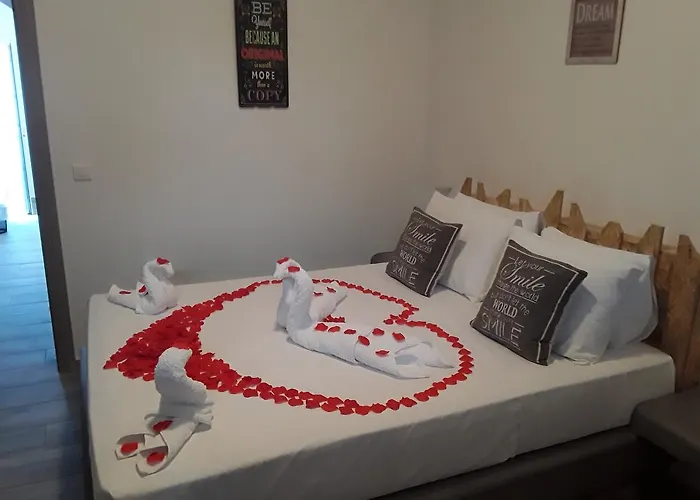 杜鹃花酒店 2* Kamári